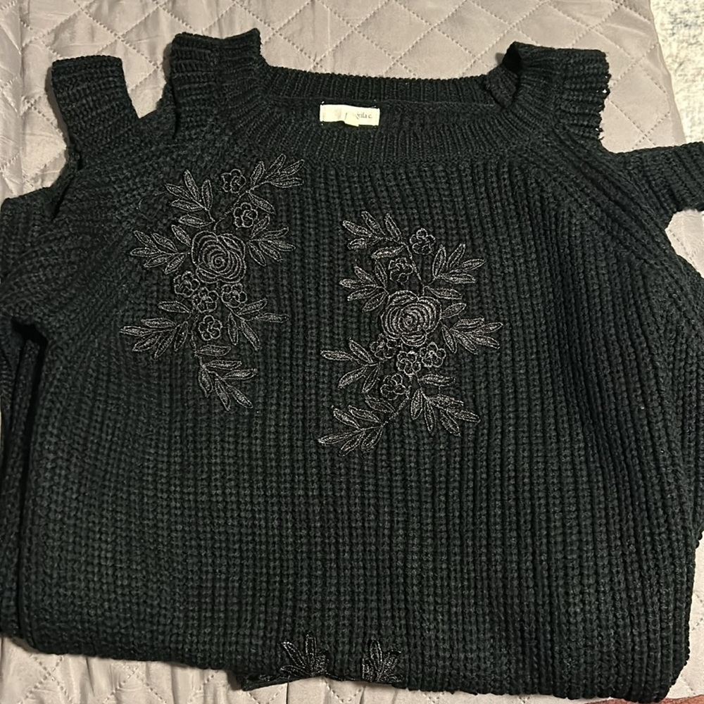 Jella C. - Black cut out sleeves floral sweater